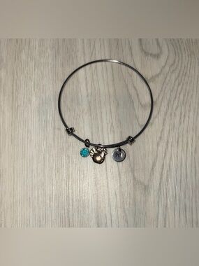 🛍 Metal charm bracelet with 3 charms.